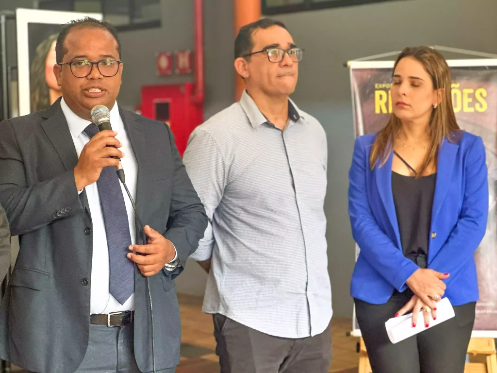 Presidente Enzo Samuel, artista Pauliram Costa e a vereadora Elzuila Calisto